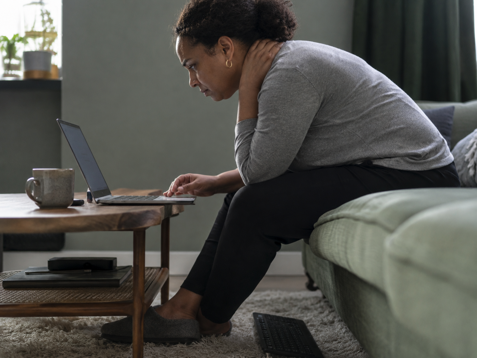 Desk Setup Mistakes That Make You Feel Worse SUPPORTING Low Screen Neck Strain